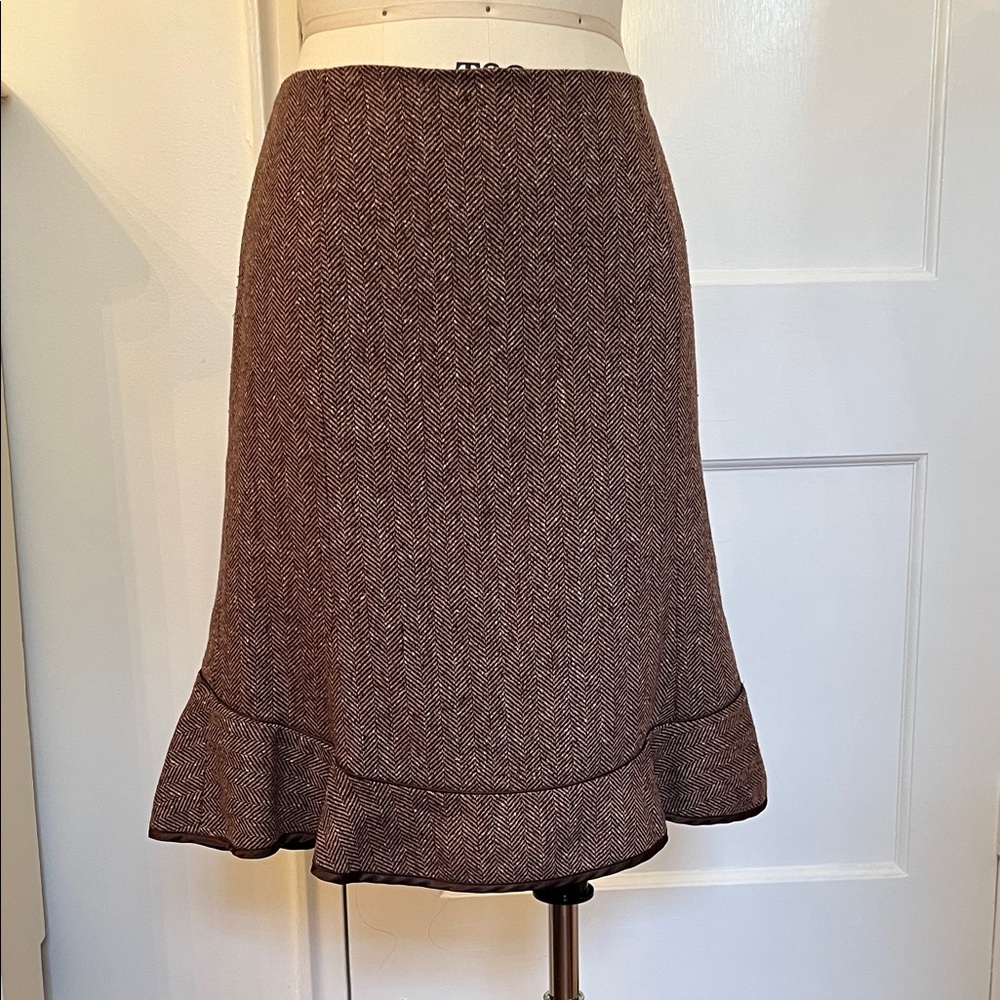 Gap Wool tweed skirt with flounce.  Excellent Used Condition.  Size 4 Reg.
